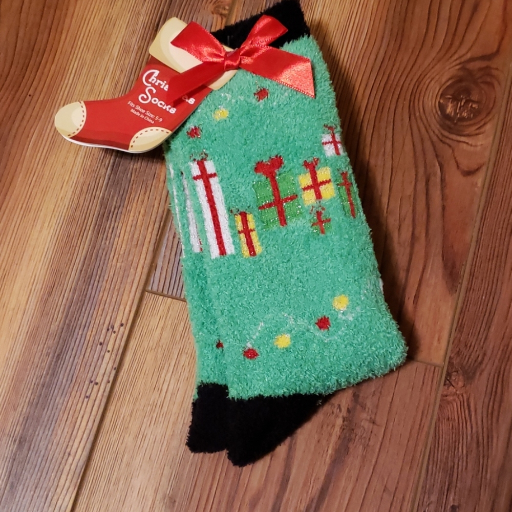 NWT fuzzy holiday socks
